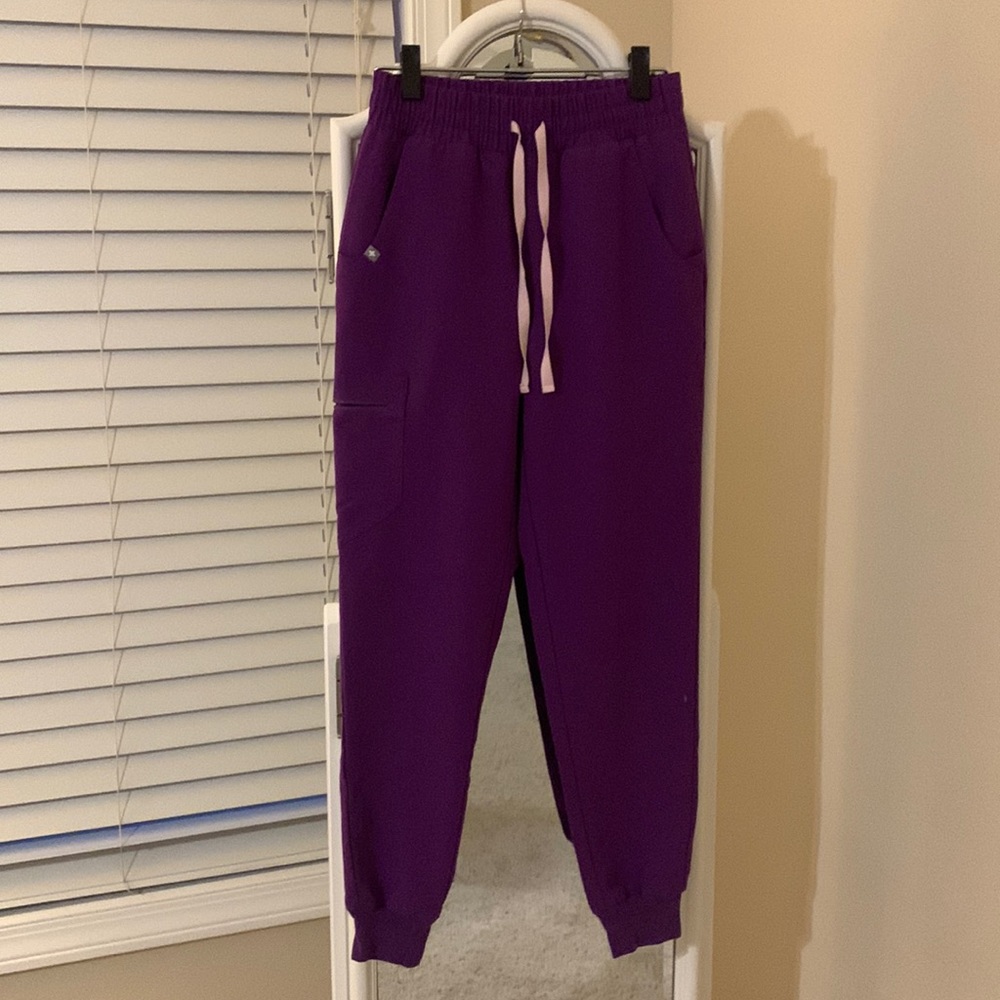 Figs magic purple scrub set. Pants size XS.  Top size small.  EUC.